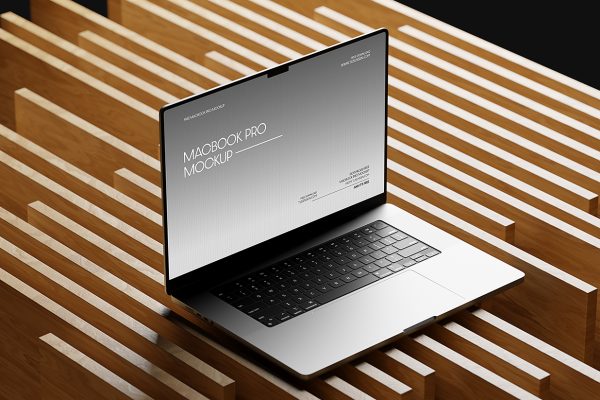 在木质架上的MacBook Pro样机