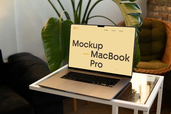 小型桌面上的MacBook Pro样机