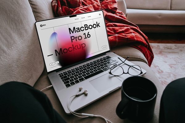 摆放在沙发上MacBook Pro 样机
