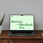 在木质桌上的MacBook样机