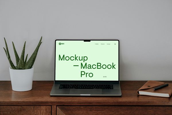 在木质桌上的MacBook样机