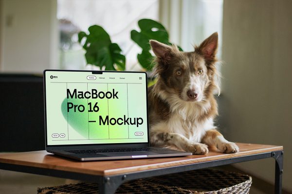 带狗狗在桌上的MacBook Pro样机