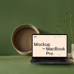 带花瓶的 MacBook Pro样机