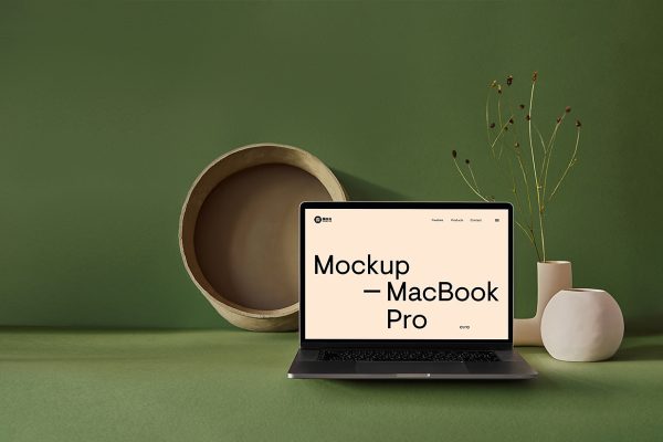 带花瓶的 MacBook Pro样机
