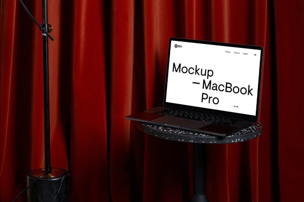 小型圆桌上的MacBook Pro样机