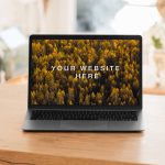 客厅桌上的MacBook Air样机