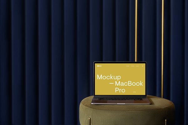 放在椅子上的MacBook Pro样机3组