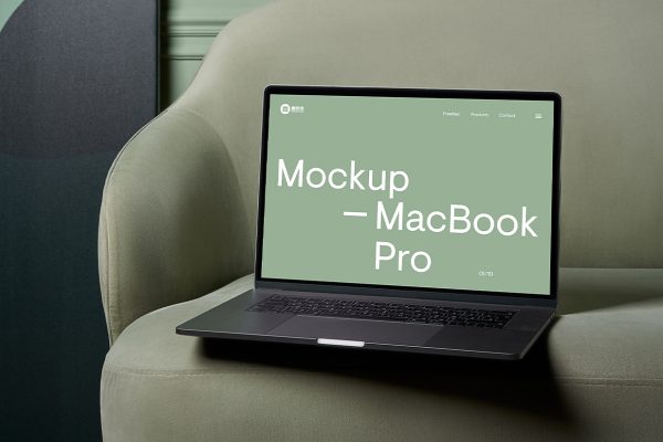 放在沙发上的 MacBook Pro 样机