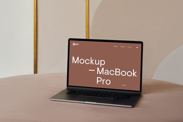 沙发上的 MacBook Pro 样机