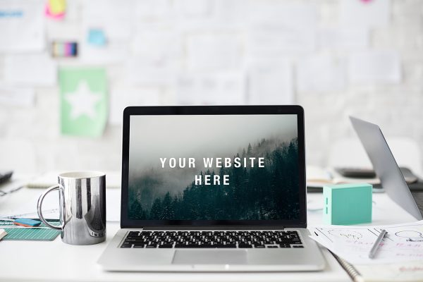 桌上的MacBook Air 样机