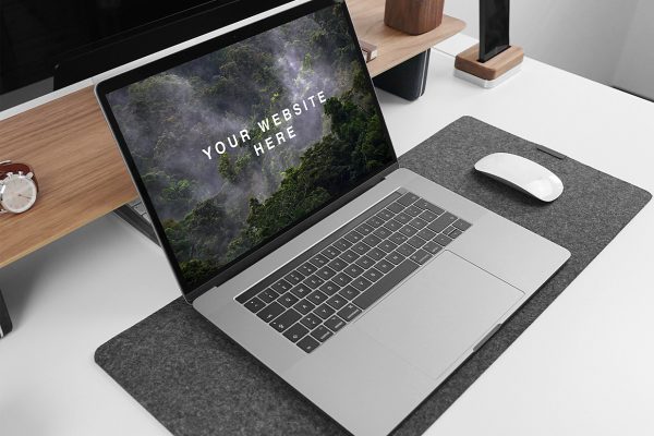 带垫子的MacBook Pro 样机