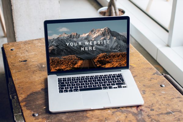 在桌面上的MacBook Pro 样机