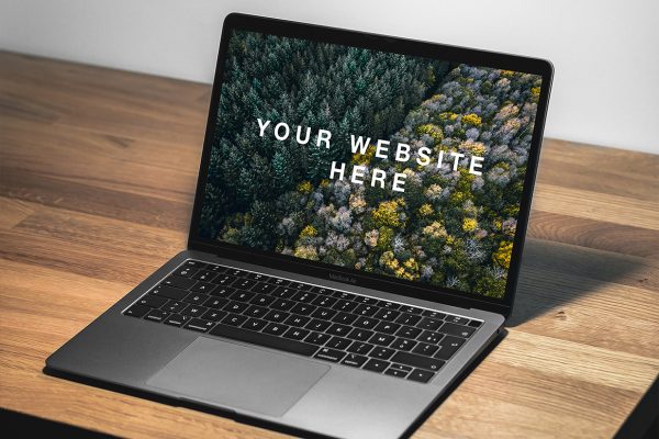 桌上的MacBook Pro样机