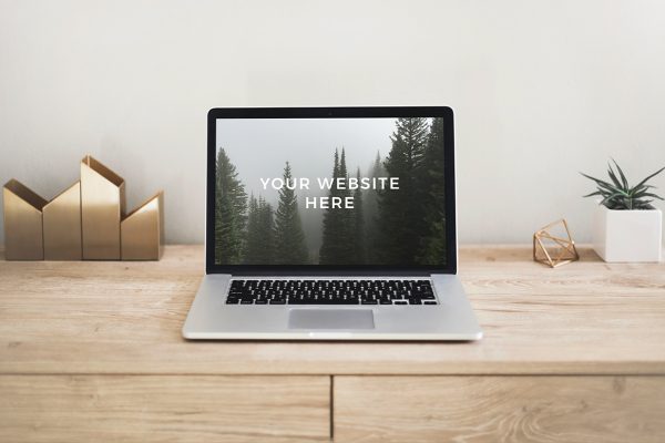 在木质桌上的MacBook Pro样机