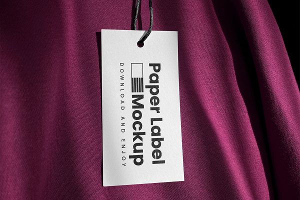 连帽衫上的服装吊牌标签样机