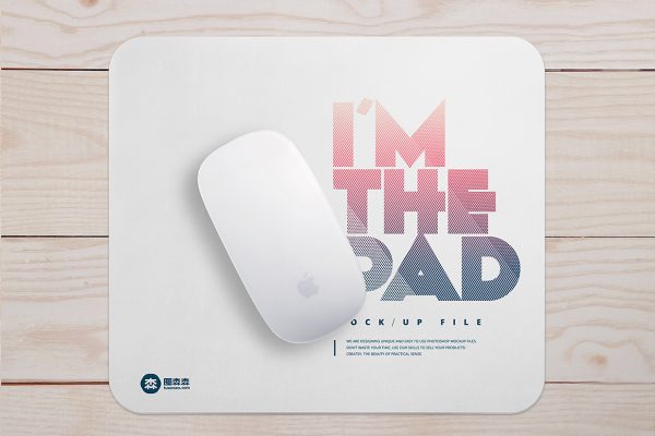 木桌上的鼠标垫样机Mockup3组