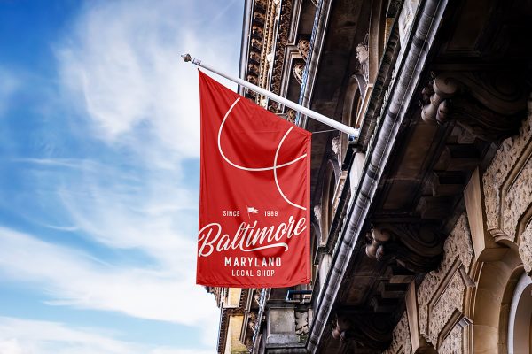 旧建筑上的旗帜广告旗样机Mockup