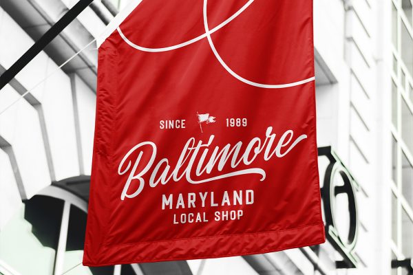 放在建筑上的旗帜广告旗样机Mockup