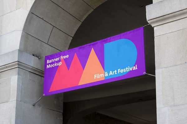 悬挂在建筑上的吊旗挂旗广告旗样机Mockup