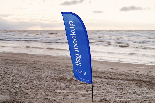 沙滩上的道旗帆旗广告旗旗帜样机mockup