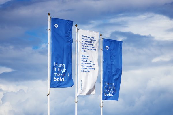 带天空背景的道旗广告旗旗帜样机mockup