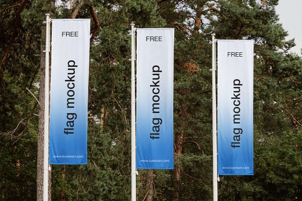 带树木背景的道旗广告旗旗帜样机mockup