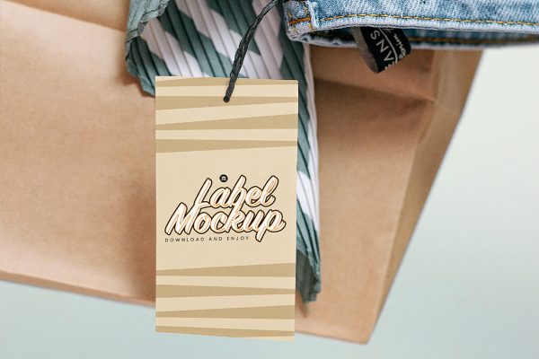 牛仔裤上的服装吊牌标签样机