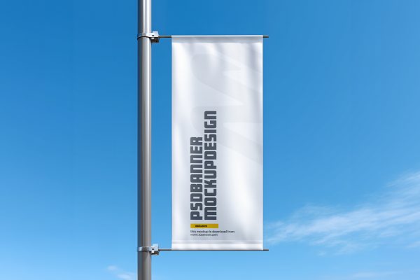 带天空背景的杆旗道旗广告旗旗帜样机mockup