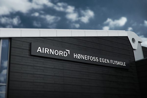 黑色建筑招牌3D立体logo标志样机Mockup