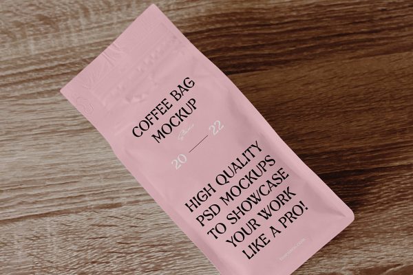 木桌上的咖啡袋食品袋样机