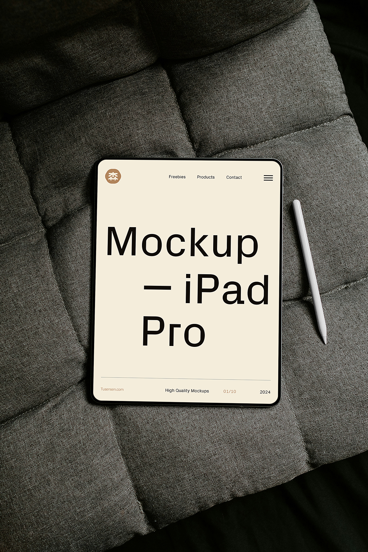 放在垫子上的iPad Pro平板样机mockup插图
