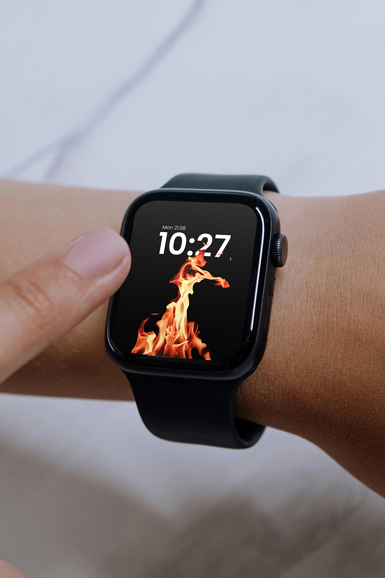 手腕上的Apple Watch苹果手表样机mockup插图