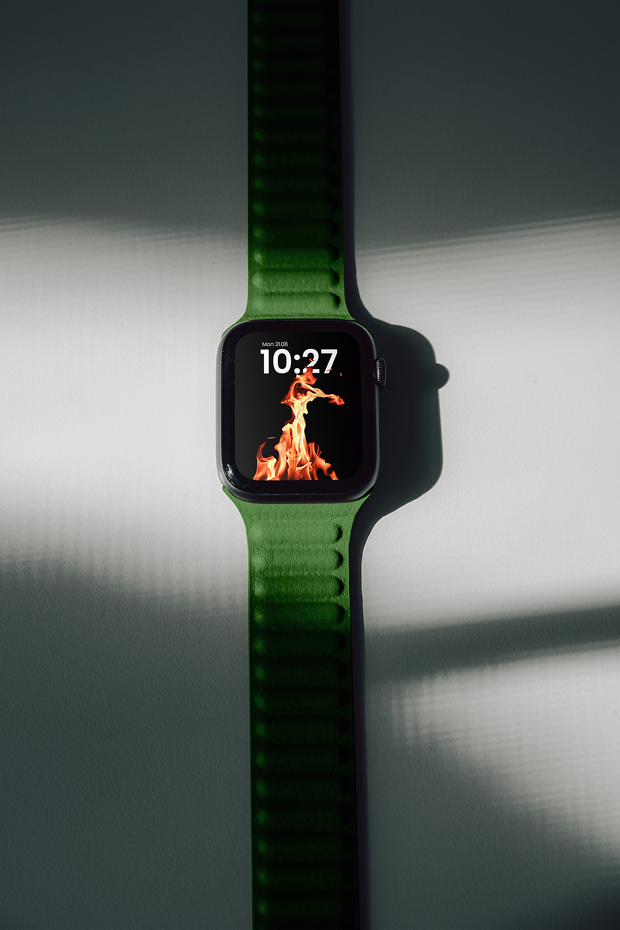放在地上的Apple Watch苹果手表样机mockup插图