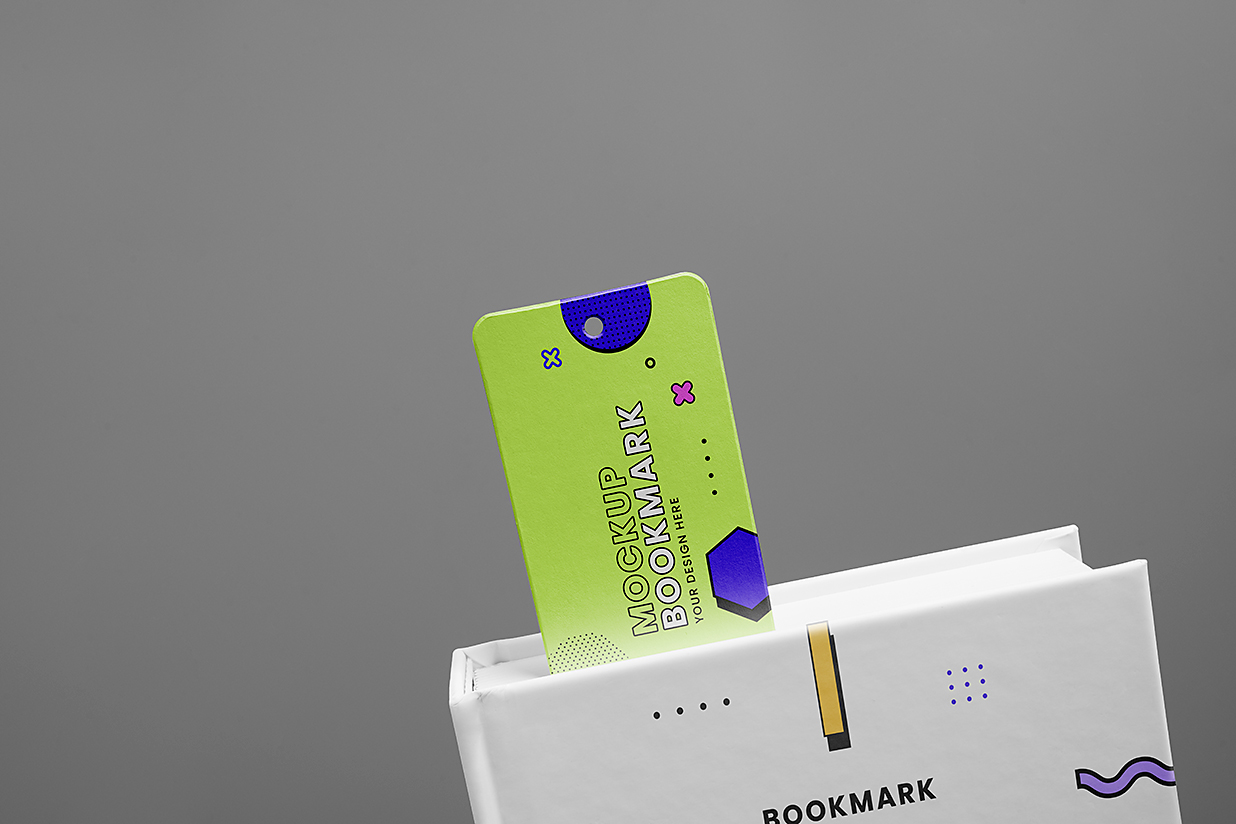 放在书籍上的书签样机mockup5组插图