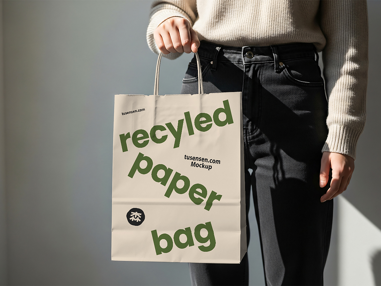 女人手提的纸袋手提袋样机mockup插图