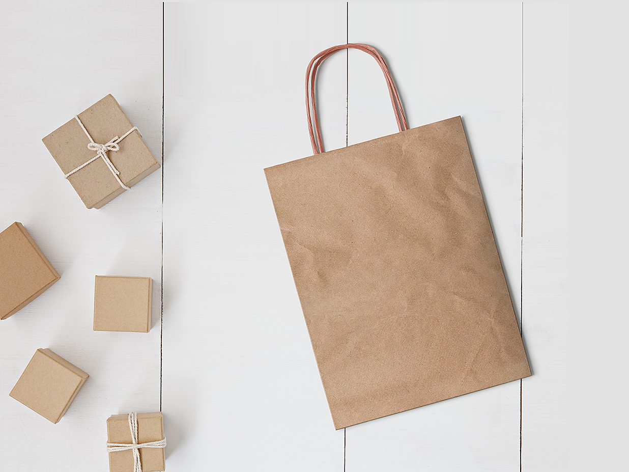 带场景的牛皮纸手提袋纸袋样机mockup插图