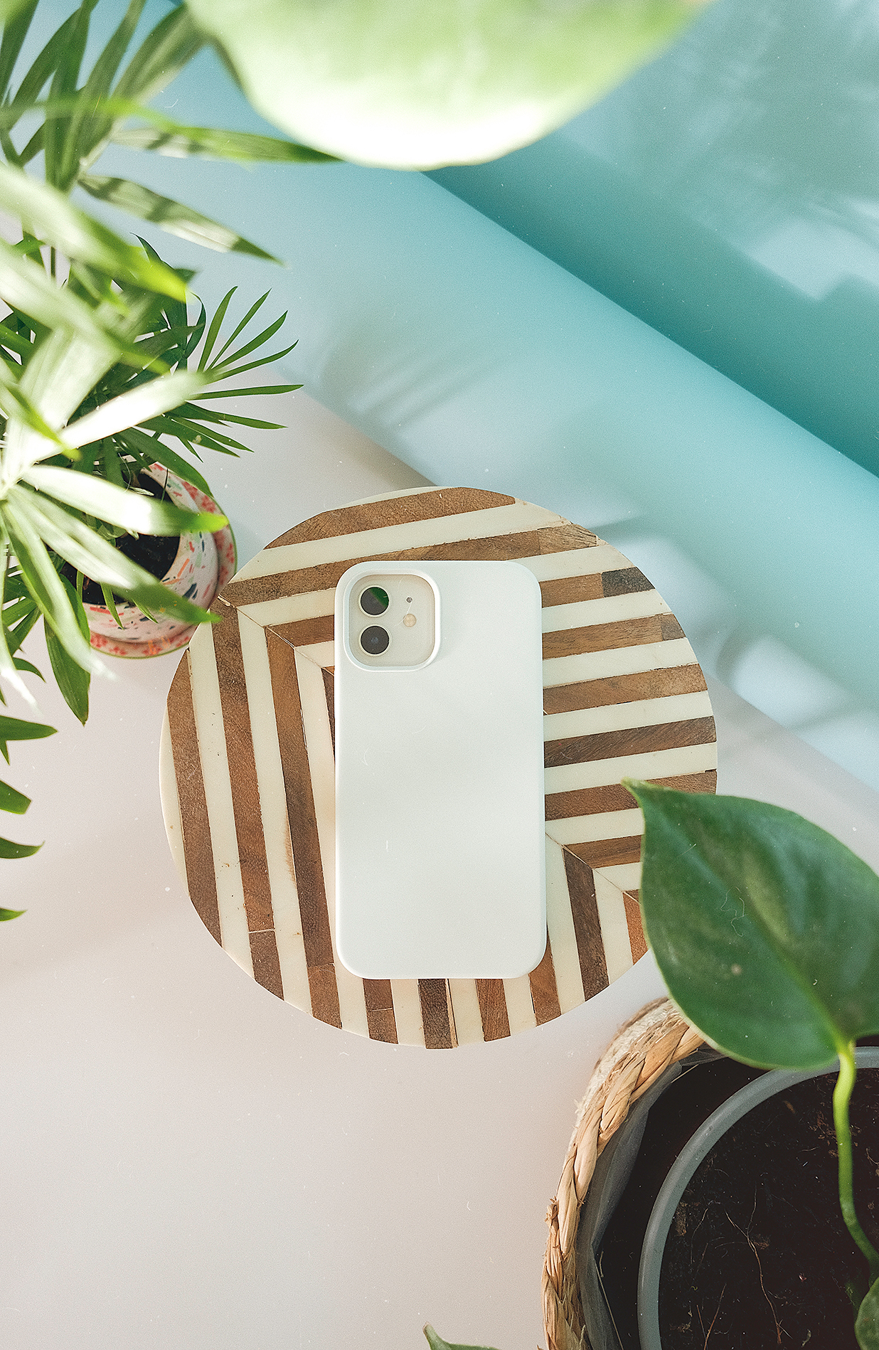 带背景的iPhone苹果手机壳设计样机mockup8组插图1