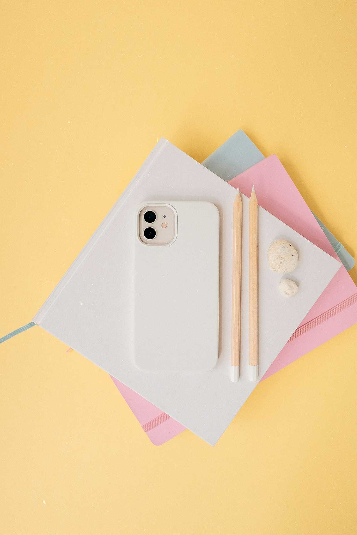 带背景的iPhone苹果手机壳设计样机mockup8组插图2