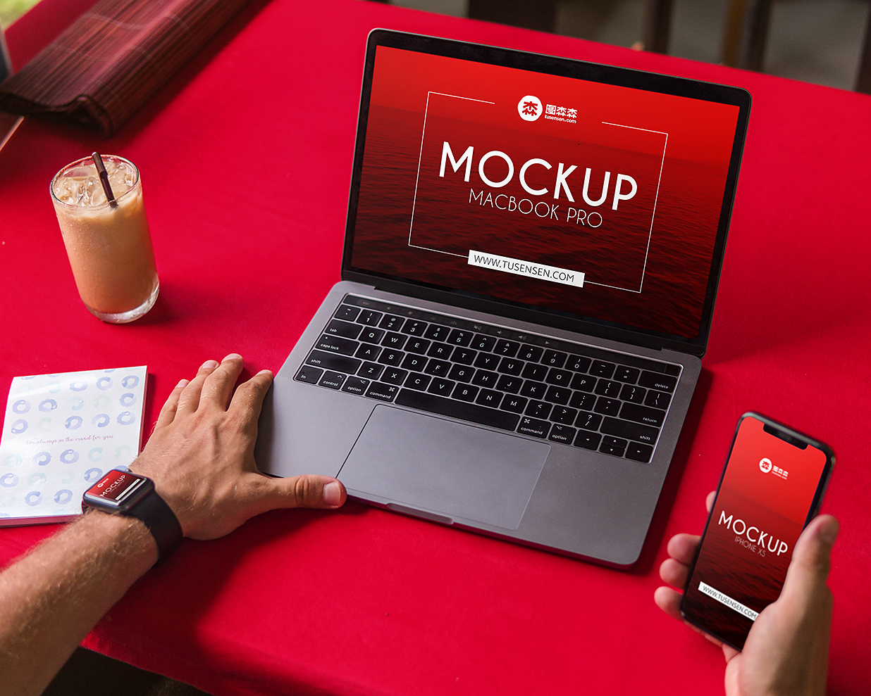 桌上MacBook Pro电脑、iPhone XS手机、Apple Watch手表样机mockup3组插图2