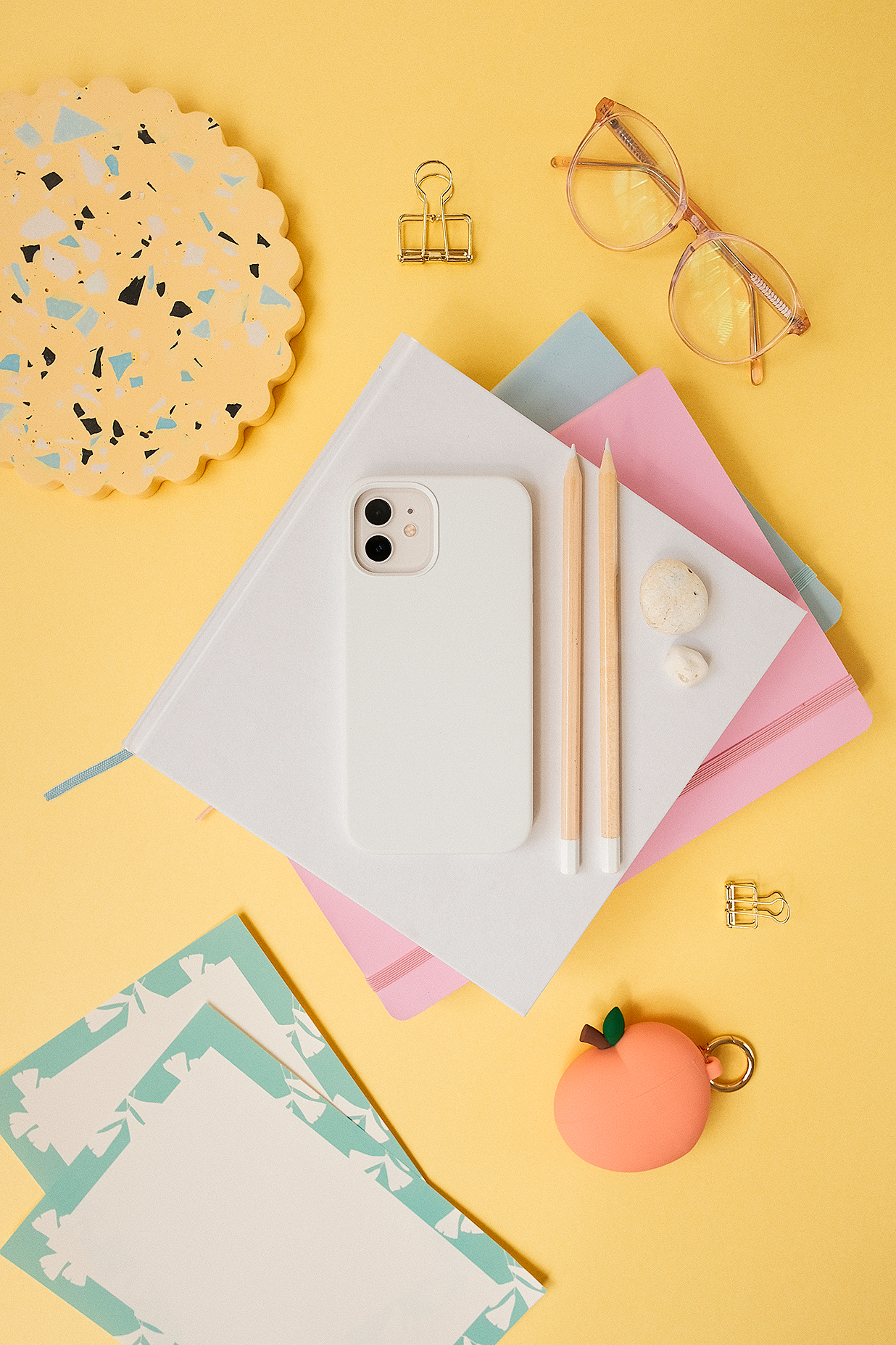 带背景的iPhone苹果手机壳设计样机mockup8组插图3