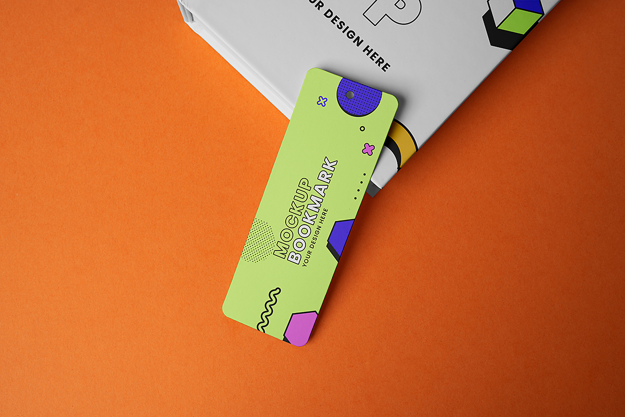 放在书籍上的书签样机mockup5组插图4