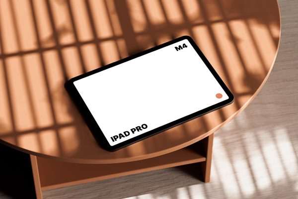 放在桌上的M4 iPad Pro平板样机mockup