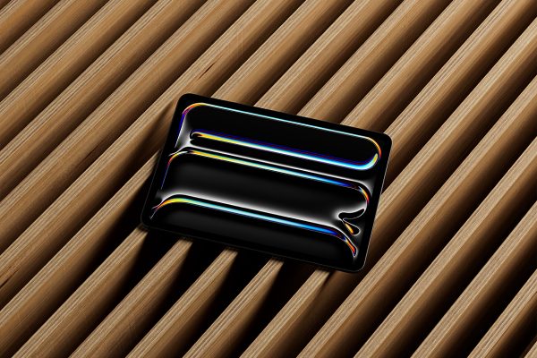 木架上的M4 iPad Pro平板样机mockup