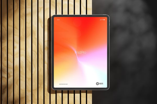 带木纹场景的iPad Pro平板样机mockup