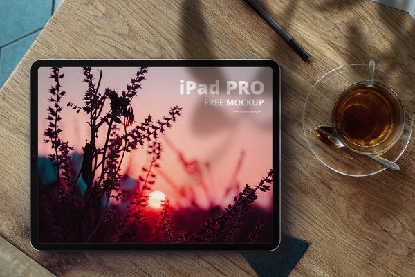 木质桌面上的iPad Pro平板样机mockup