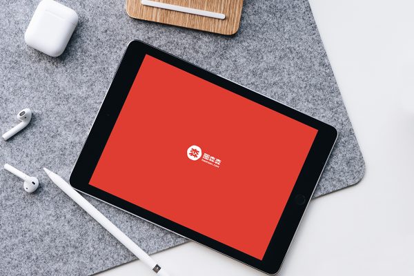 带笔的iPad 平板样机mockup