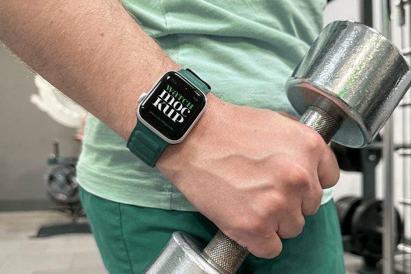 手持哑铃的Apple Watch苹果手表样机mockup