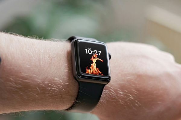 男生手腕上的Apple Watch苹果手表样机mockup