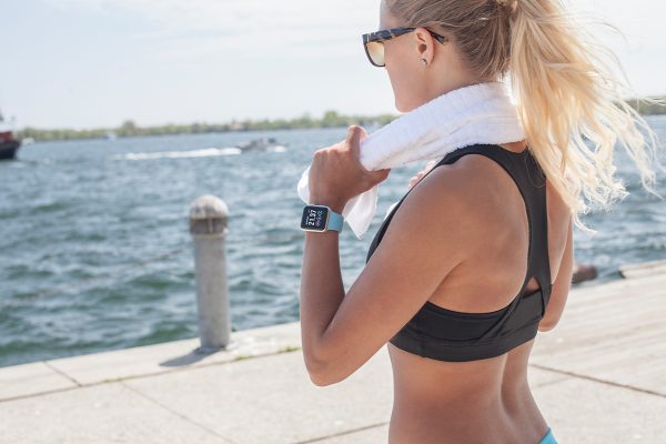 女生健身手持Apple Watch苹果手表样机mockup