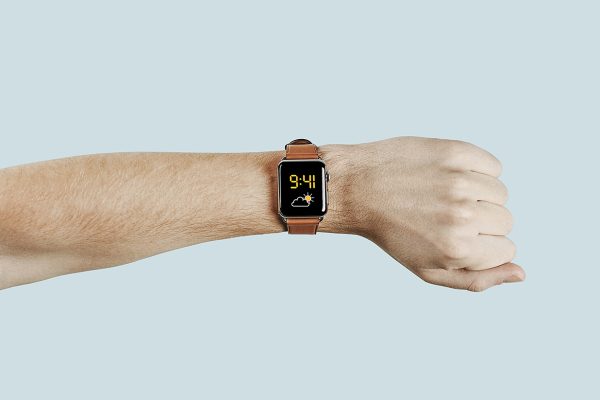 男生手腕上的Apple Watch苹果手表样机mockup